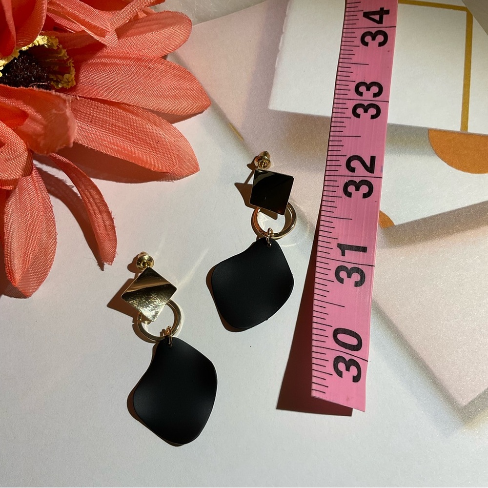Black & Gold earrings - Picture 4 of 4